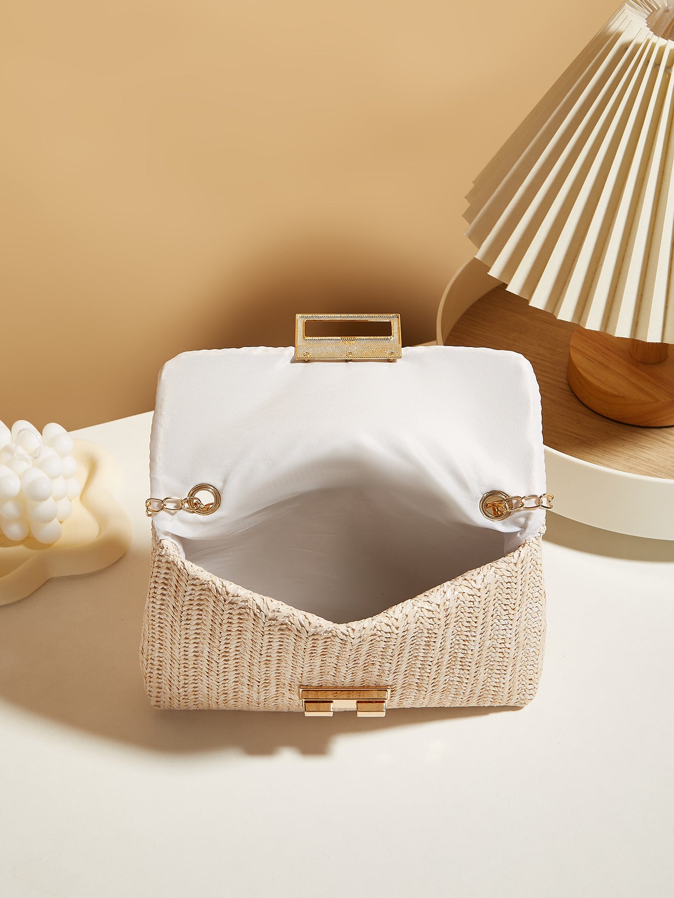 🌿 Natural Elegance – The Straw Bag that is both Chic and casual! ☀️
