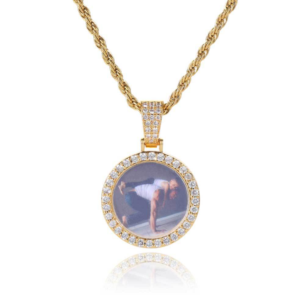 📸 Keep What Matters Close To Your Heart – The Elegant and Intimate Medallion Chain 💖