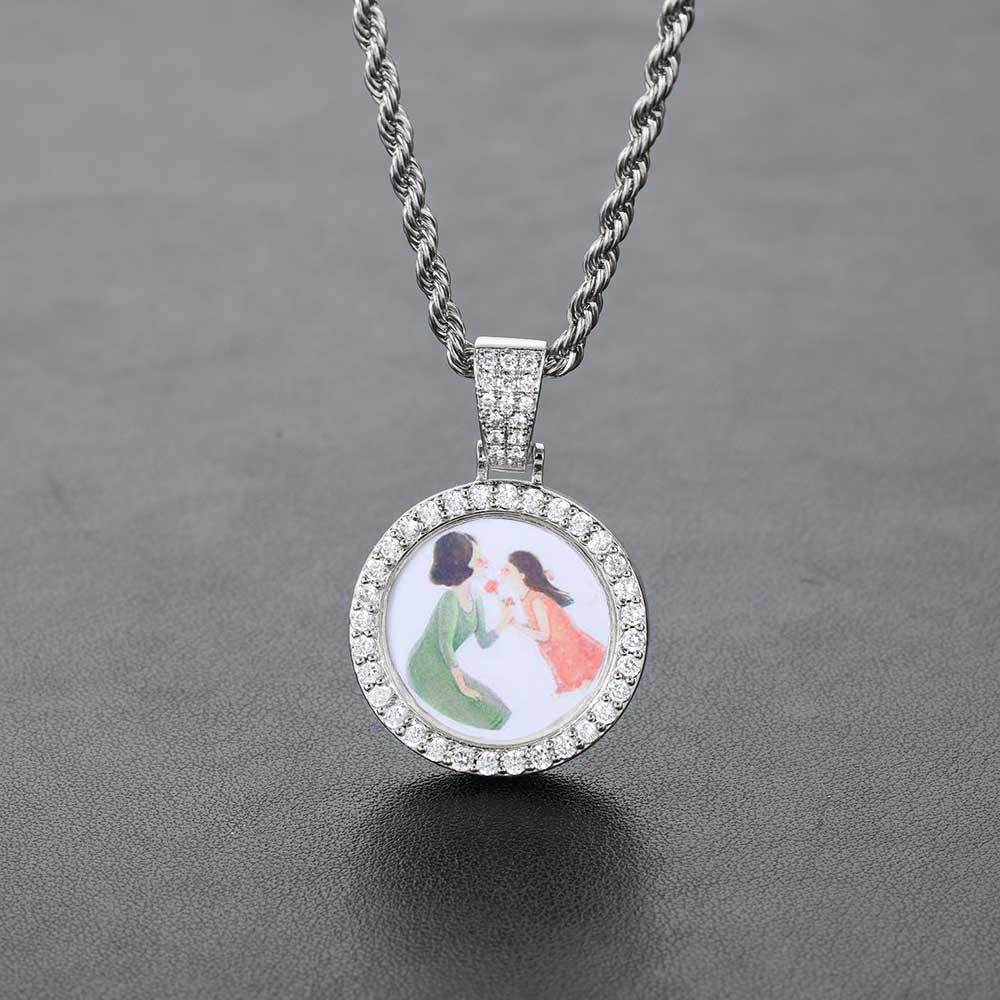 📸 Keep What Matters Close To Your Heart – The Elegant and Intimate Medallion Chain 💖